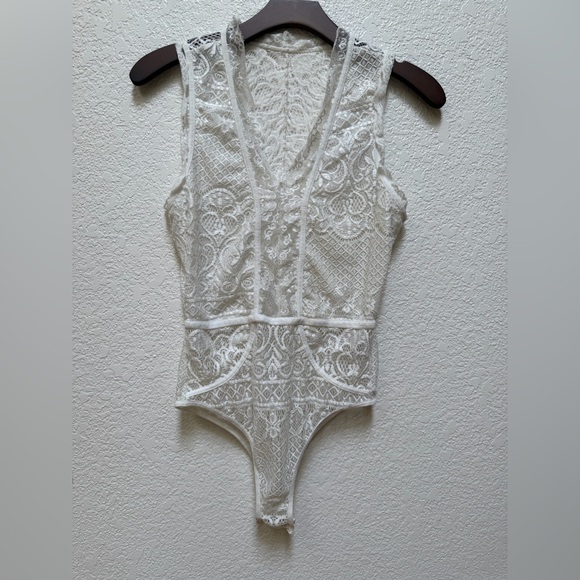 Source Unknown Tops - White Sheer Lace Bodysuit Sleeveless Lace Top Small